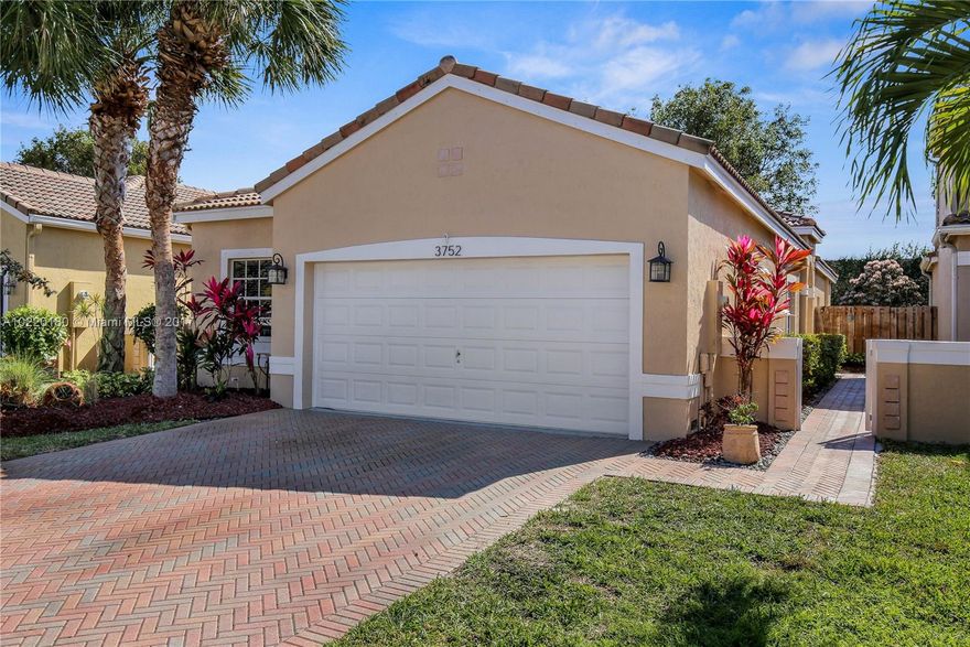 Beautifully kept & remodeled 3/2 home w/ 2car garage. Foyer entrance greets you w/vaulted ceiling, natural light & open floor plan that flows nicely. Kitchen recently remodeled, soft close cabinets/pantry/newer stainless appliances w/ doubleoven/convection. Master suite is huge w/walk-in closet/built-ins/shoe racks/valet rods & en-suite bath huge glass shower w/jets, Jacuzzi tub, double sinks.2nd Bath just remodeled. Large private fenced yard. Laundry room, Shutters, NEW AC, Exterior just painted & more!!