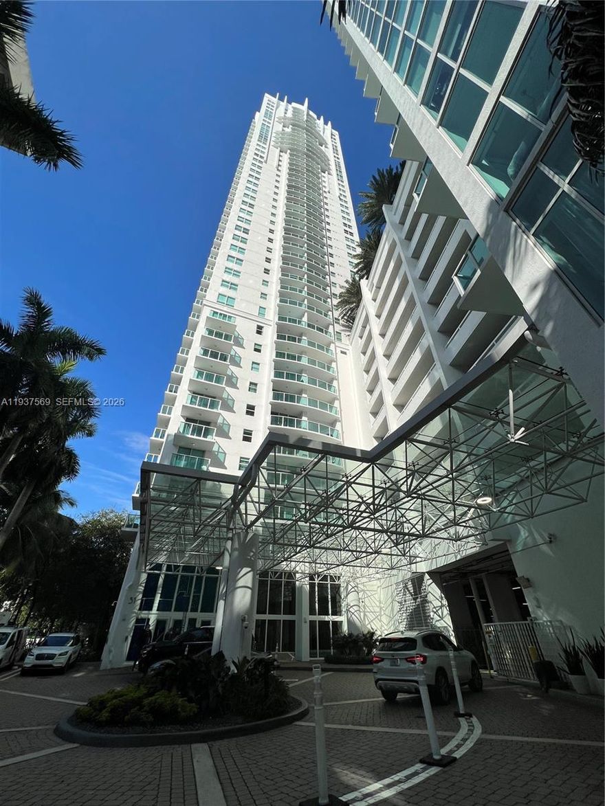 Beautiful 2 bedrooms 2 baths apartment at Brickell on the River North, split plan, floor to ceiling glass windows, outstanding amenities and in a great location. Five stories of amenities include 2 swimming pools, Weight room and gym, sauna, and business center. Gated parking garage and valet parking, and 24 hour concierge services. Incredible location with Metro mover at the door. Walking distance to Brickell City Center Mall and Restaurants.