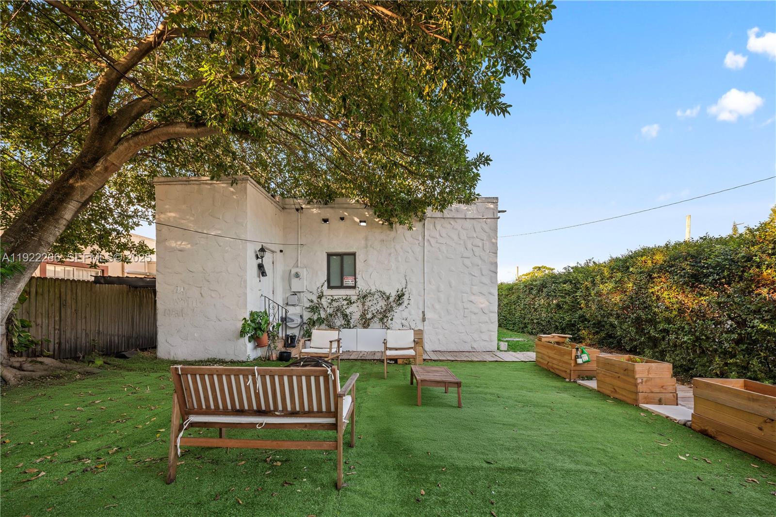 17 AVE MANOR - Residential