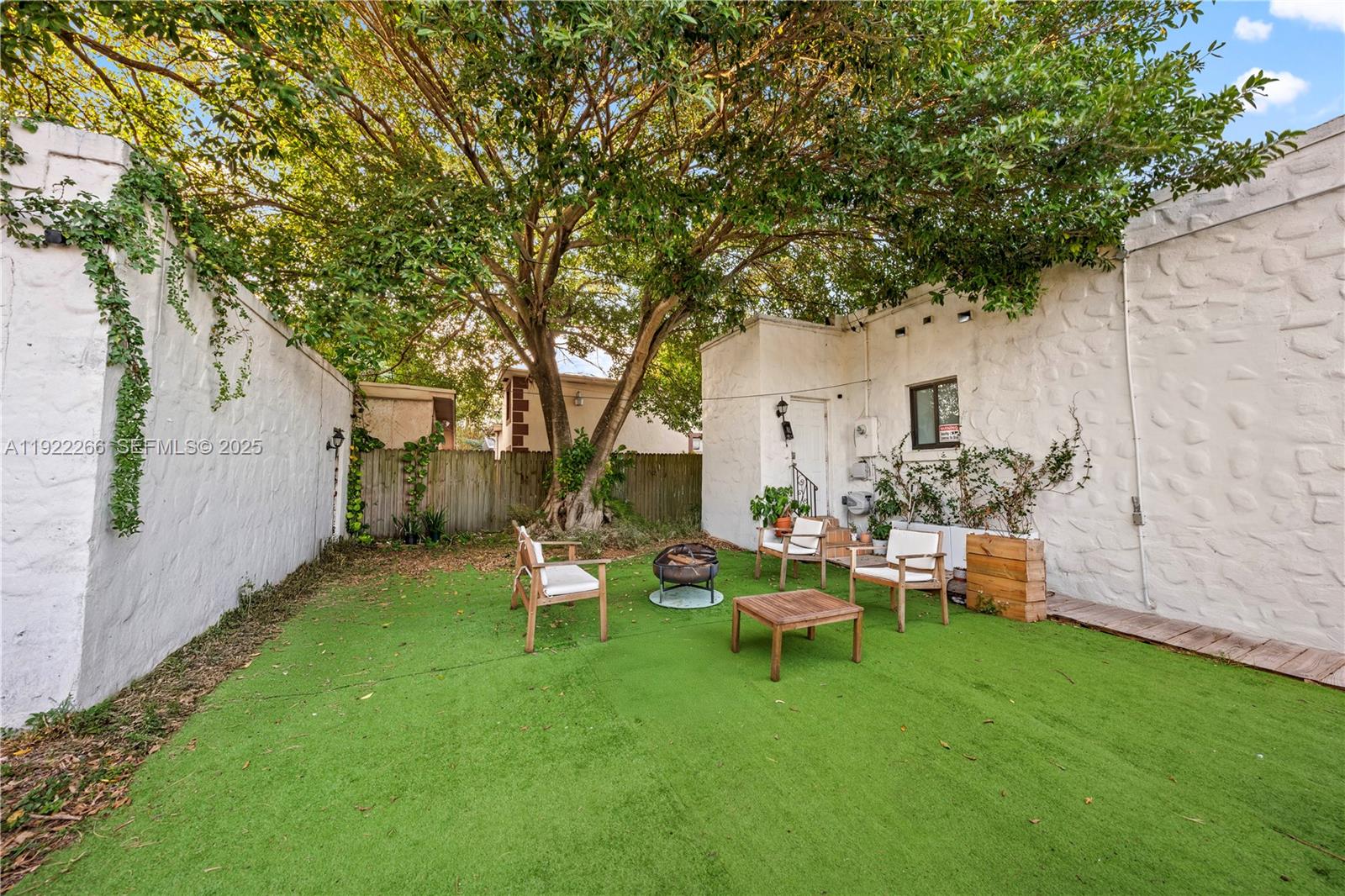 17 AVE MANOR - Residential