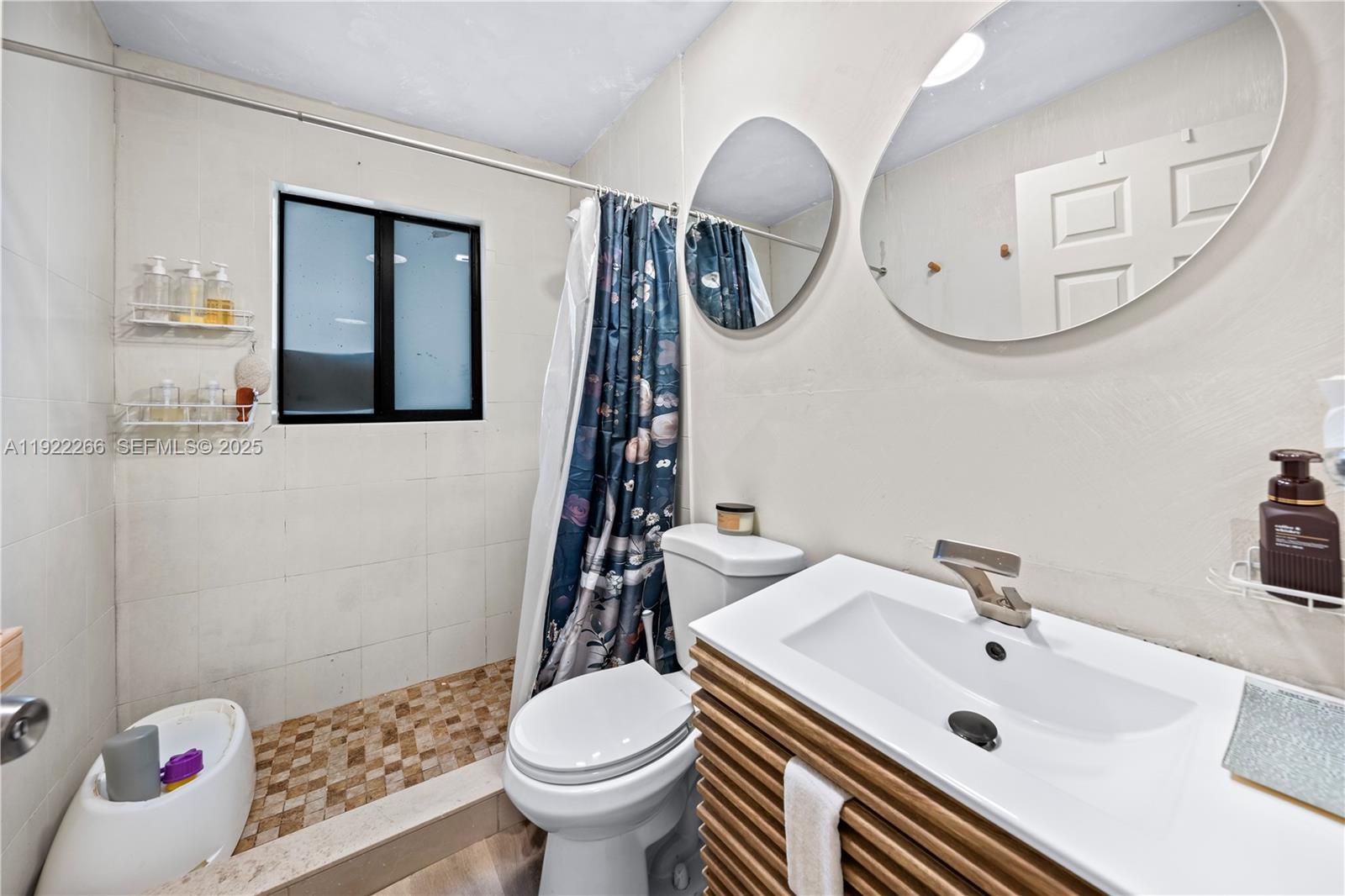 17 AVE MANOR - Residential