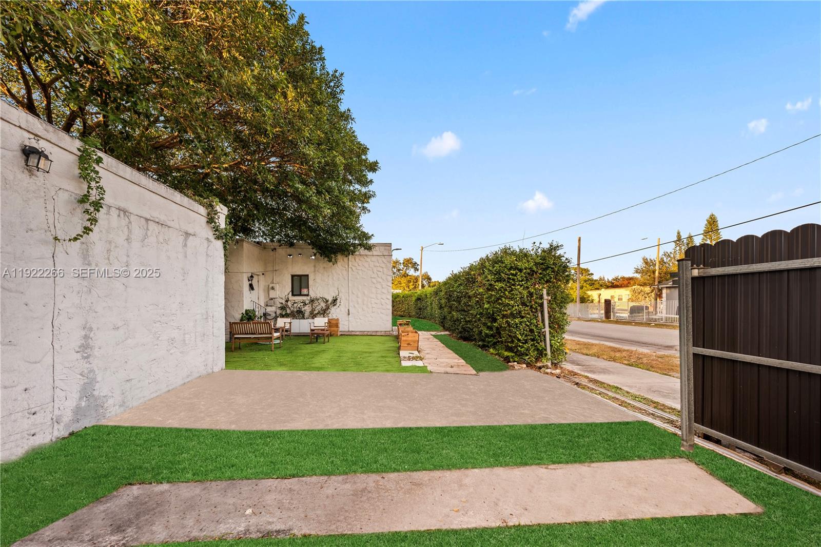 17 AVE MANOR - Residential