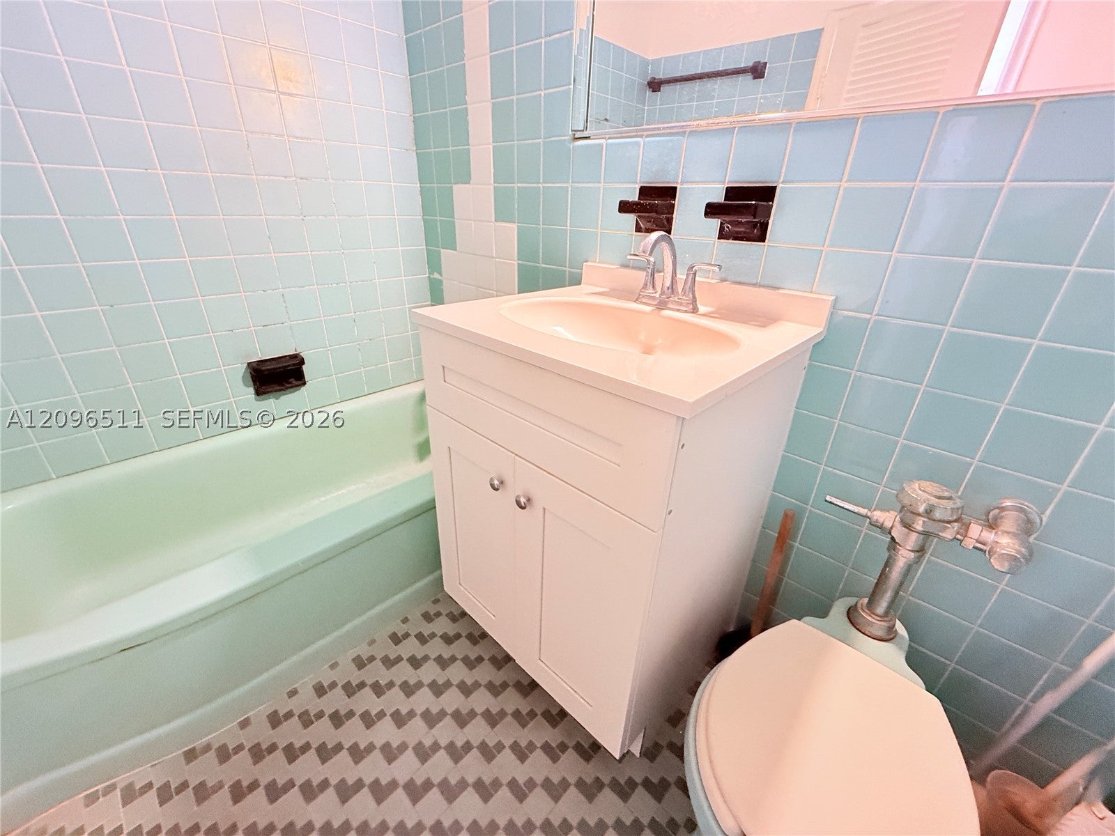 255 W 24th St 435