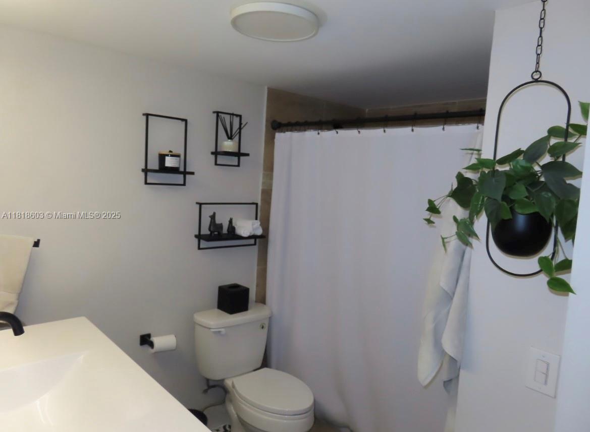 EMERALD HILLS C C APTS CO - Residential Lease