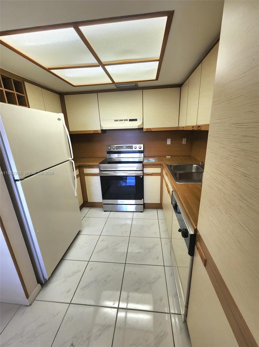 KENLAND WALK CONDO IV - Residential Lease