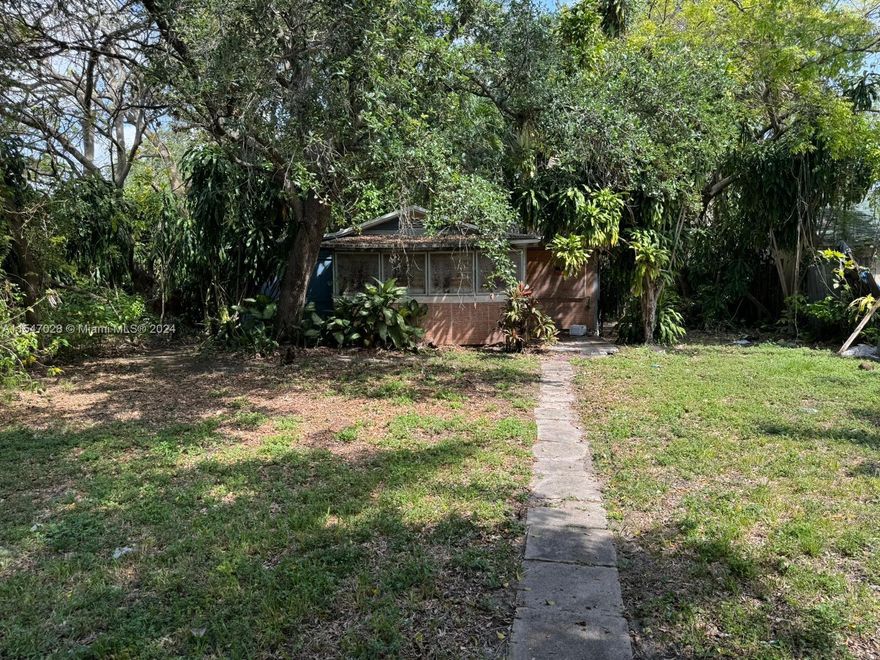 Double lot 9,000 sq ft with an old house on it. Lot behind half the size (4,500 sqft) sold for $425,000 in Oct 2023.
Great opportunity to build a new duplex in a federal opportunity zone. Zoned T3.