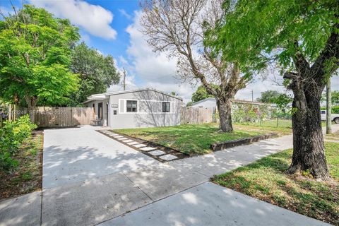 Tiny photo for 1530 N 69th Way, Hollywood, FL 33024 (MLS # A12003249)