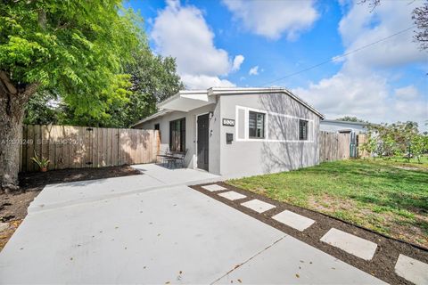 Photo of 1530 N 69th Way, Hollywood, FL 33024 (MLS # A12003249)