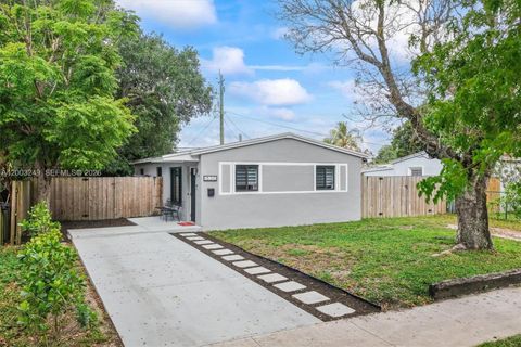 Tiny photo for 1530 N 69th Way, Hollywood, FL 33024 (MLS # A12003249)