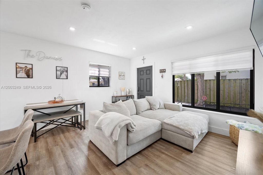 Photo of 1530 N 69th Way, Hollywood, FL 33024 (MLS # A12003249)