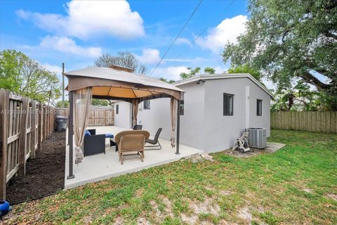 Tiny photo for 1530 N 69th Way, Hollywood, FL 33024 (MLS # A12003249)