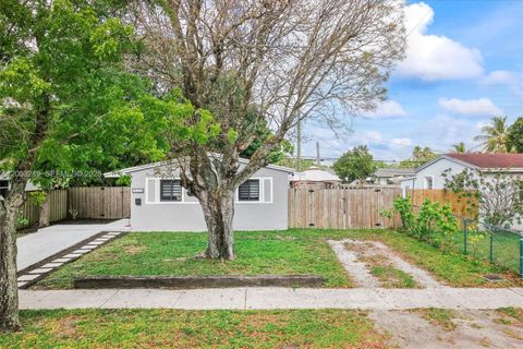 Tiny photo for 1530 N 69th Way, Hollywood, FL 33024 (MLS # A12003249)