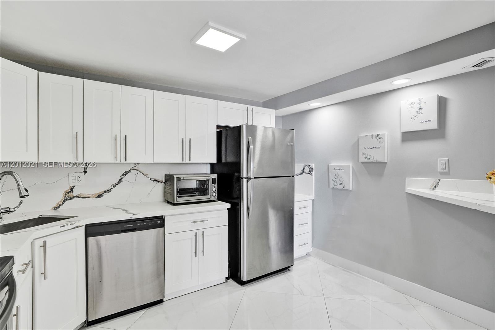 COMMODORE PLAZA CONDO - Residential