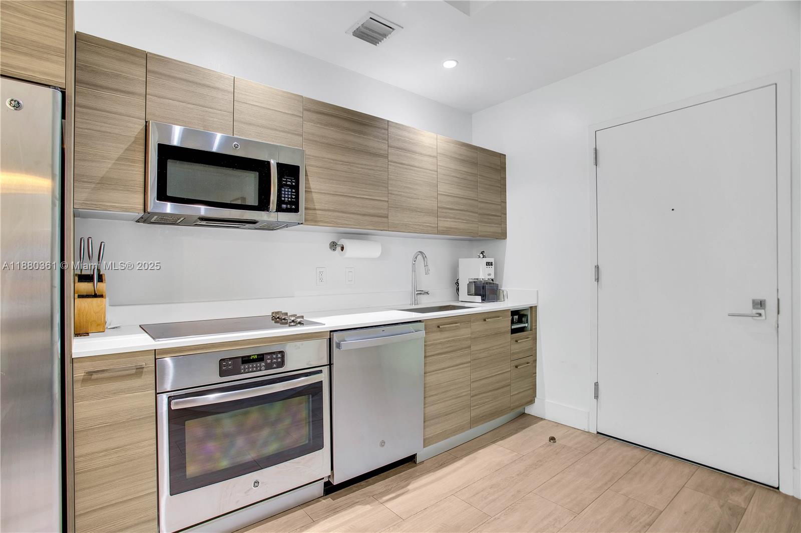 121 NE 34th St L202
