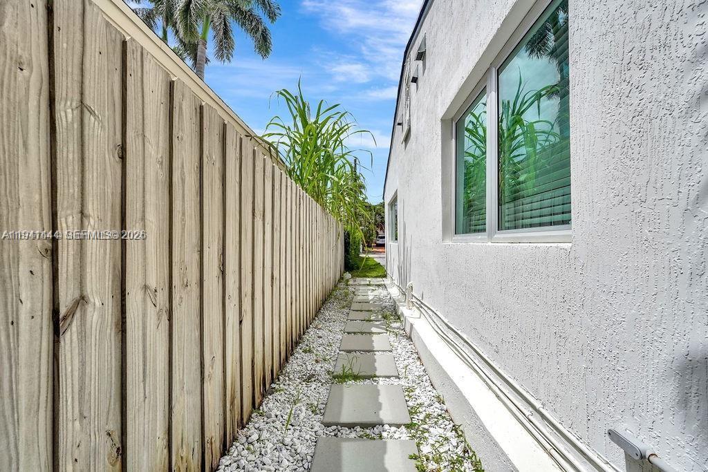 HOLLYWOOD LAKES SECTION - Residential Lease