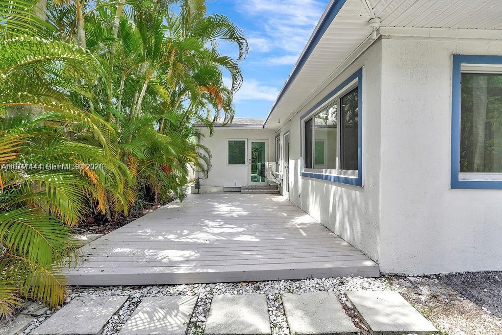 HOLLYWOOD LAKES SECTION - Residential Lease