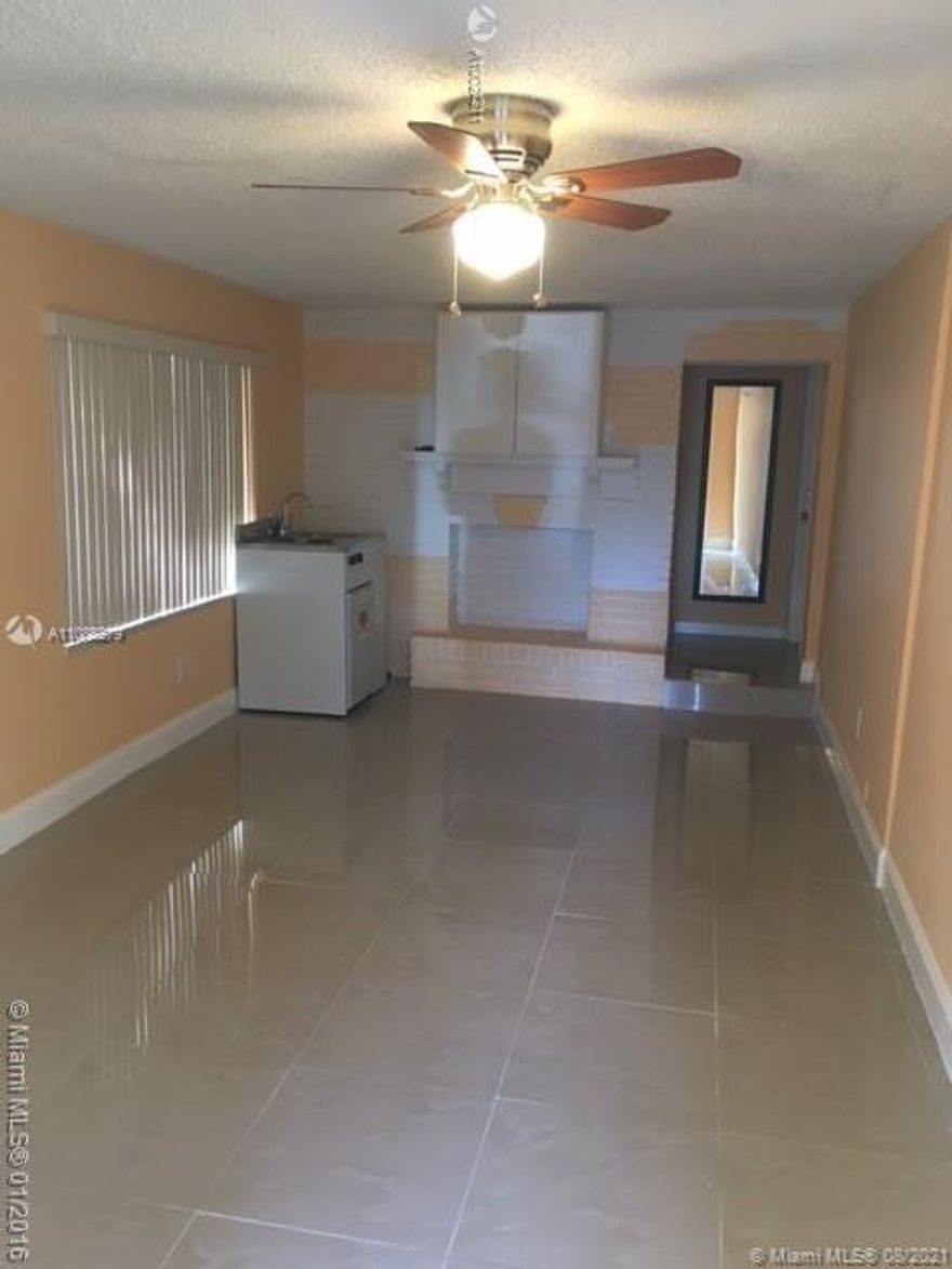 Beautiful Studio with small fenced backyard located in sunny Hollywood. The entire unit has been remodeled! call today to schedule a showing.