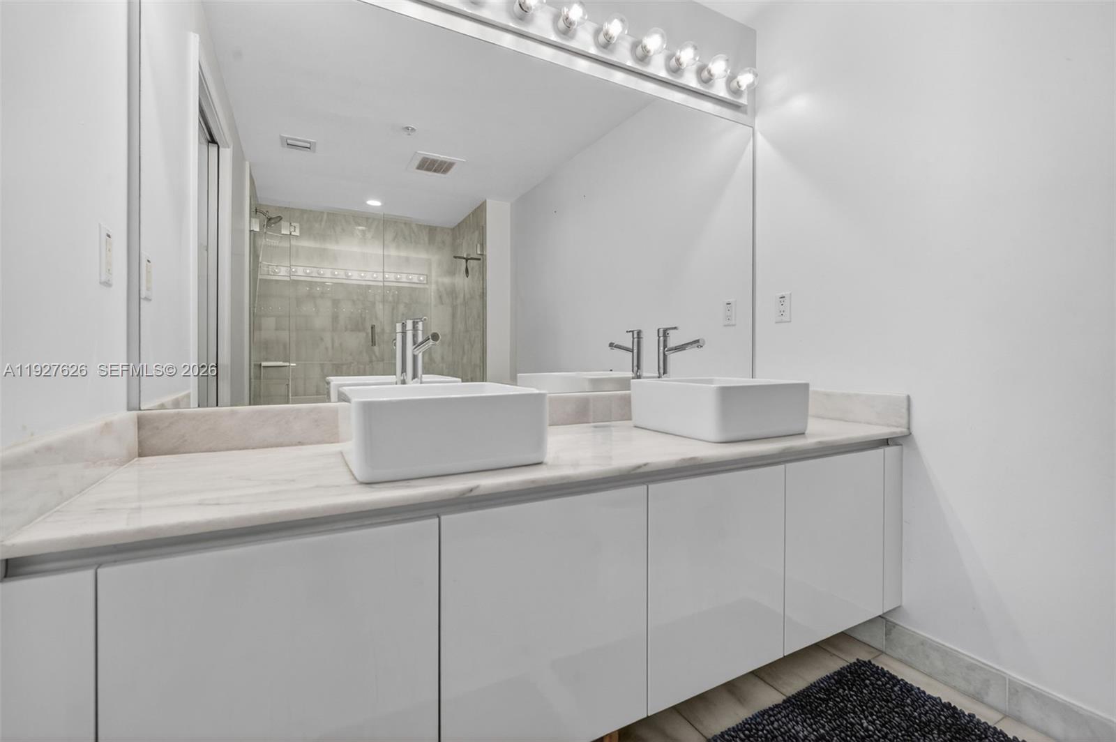 BLUE CONDO - Residential