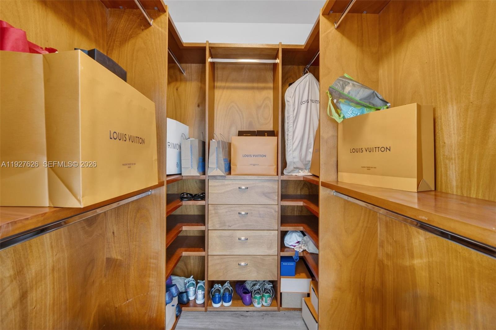 BLUE CONDO - Residential