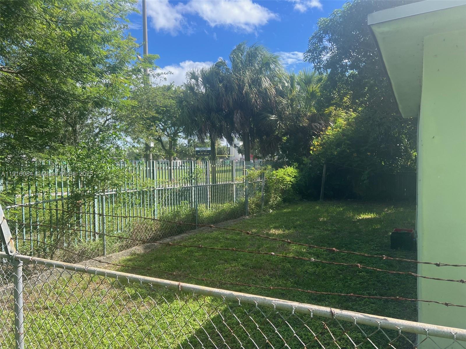 NO MIAMI EST SEC 3 - Residential