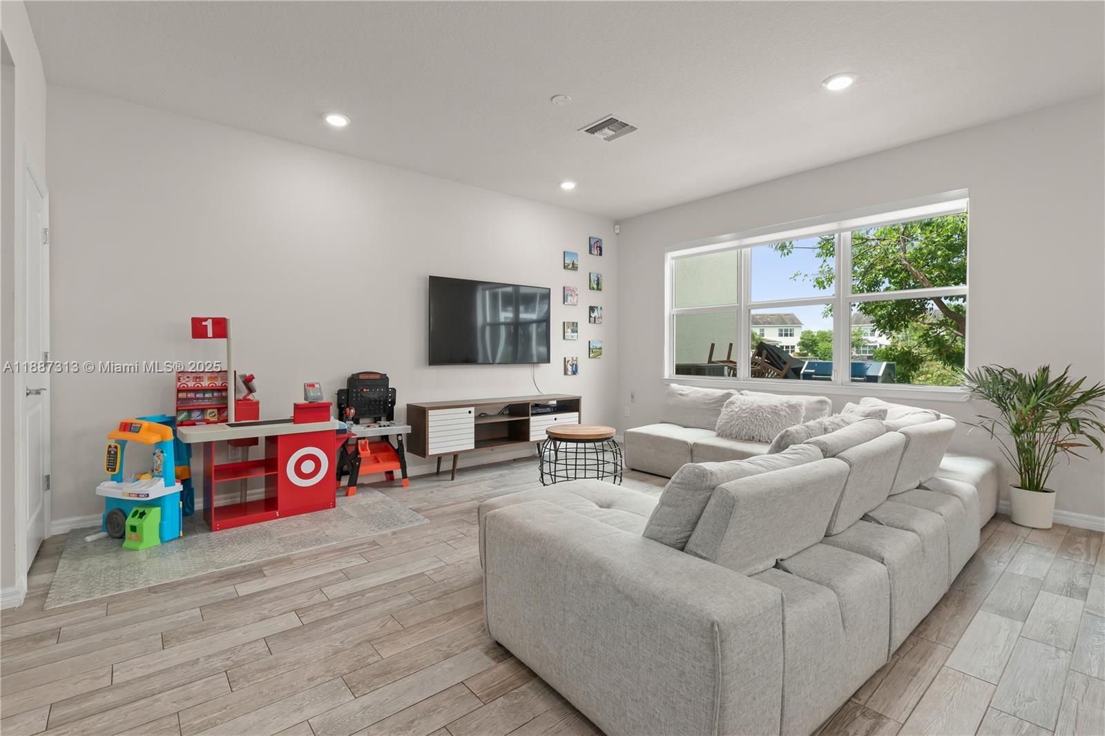 HILLCREST COUNTRY CLUB - Residential