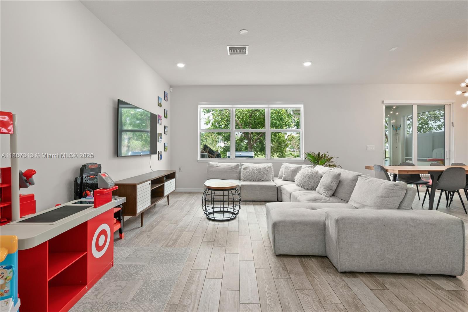 HILLCREST COUNTRY CLUB - Residential