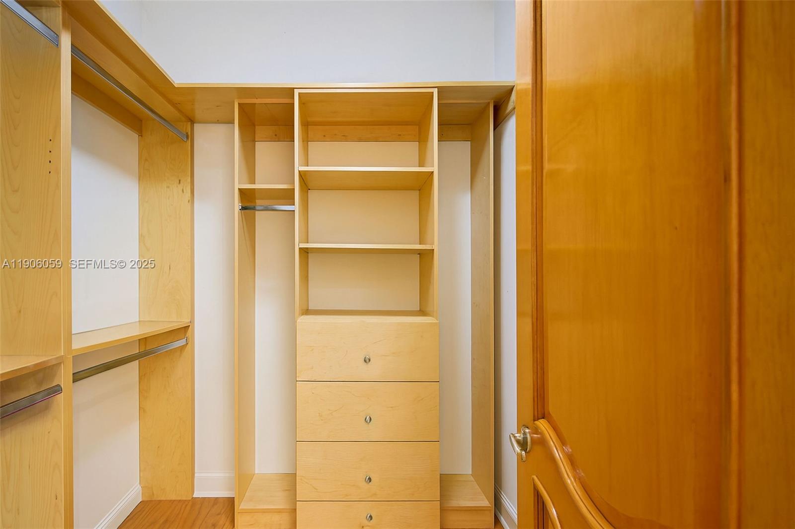 HORSE COUNTRY - Residential