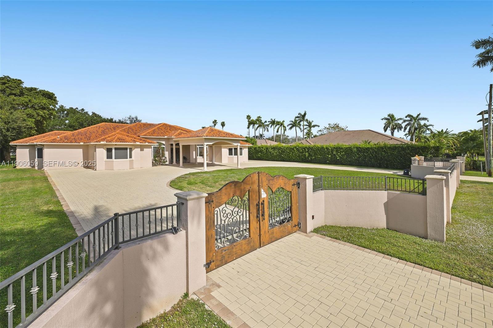 HORSE COUNTRY - Residential