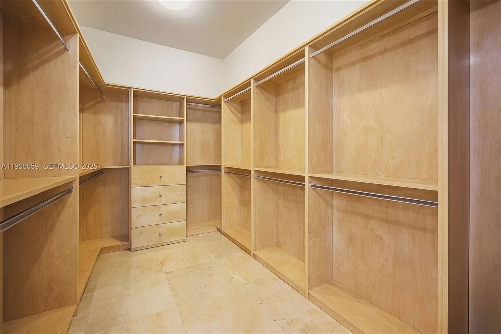 HORSE COUNTRY - Residential