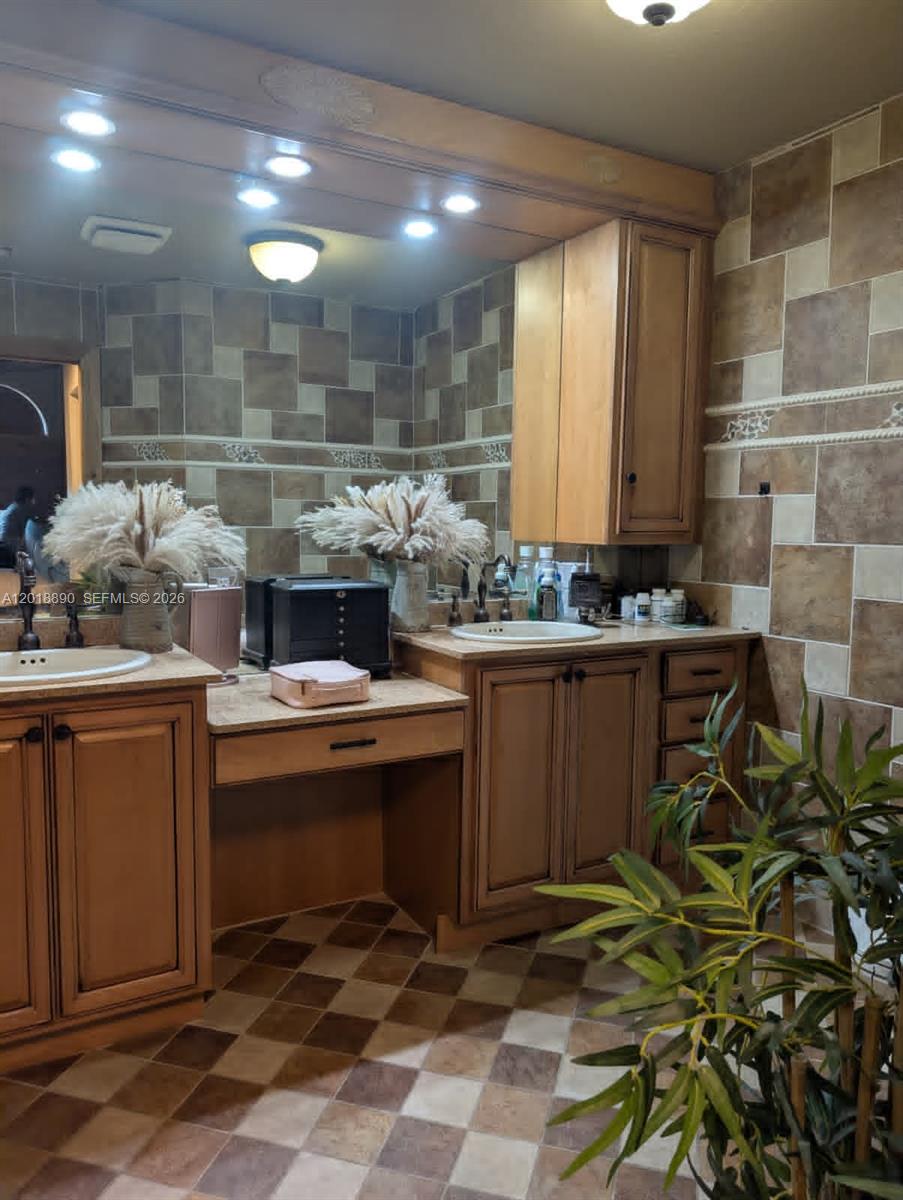 HOLIDAY SPRINGS VILLAGE S - Residential