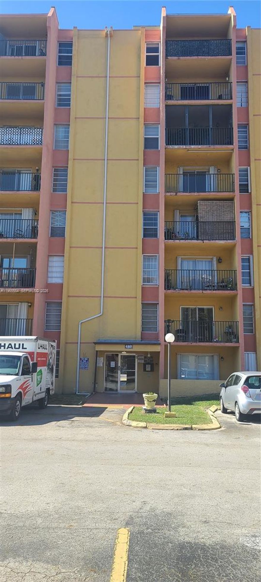 VERY SPACIOUS 2 BEDROOM 2 BATH LOCATED IN THE SUNSET VILLAS COMMUNITY GREAT LOCATION, CLOSE TO AIRPORT AND MAJOR MALLS, SECURE COMPLEX, READY TO MOVE IN AND EASY TO SHOW