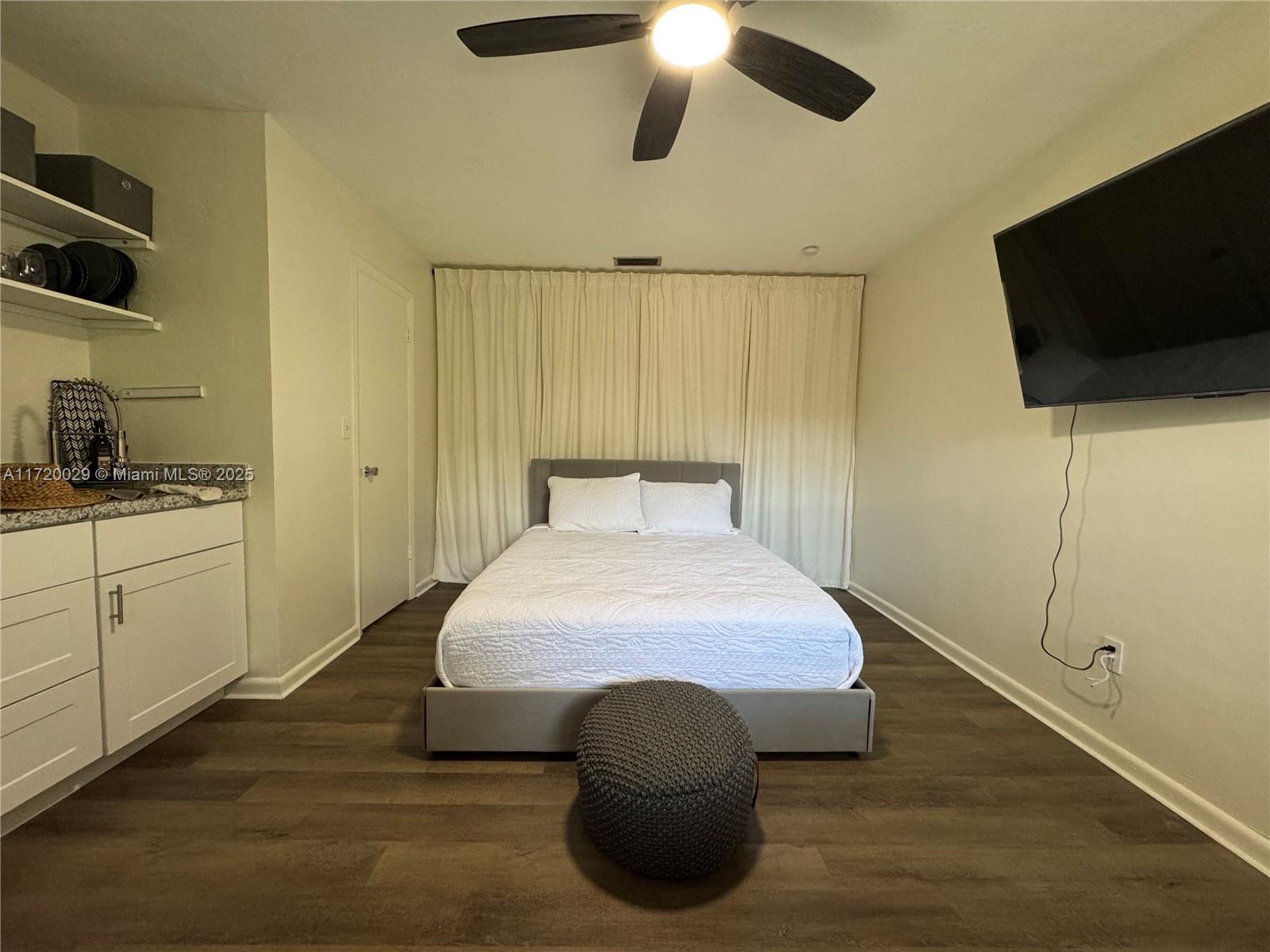 Rental Property at 5639 Lincoln St 3, Hollywood, Broward County, Florida - Bedrooms: 1 
Bathrooms: 1  - $1,950 MO.
