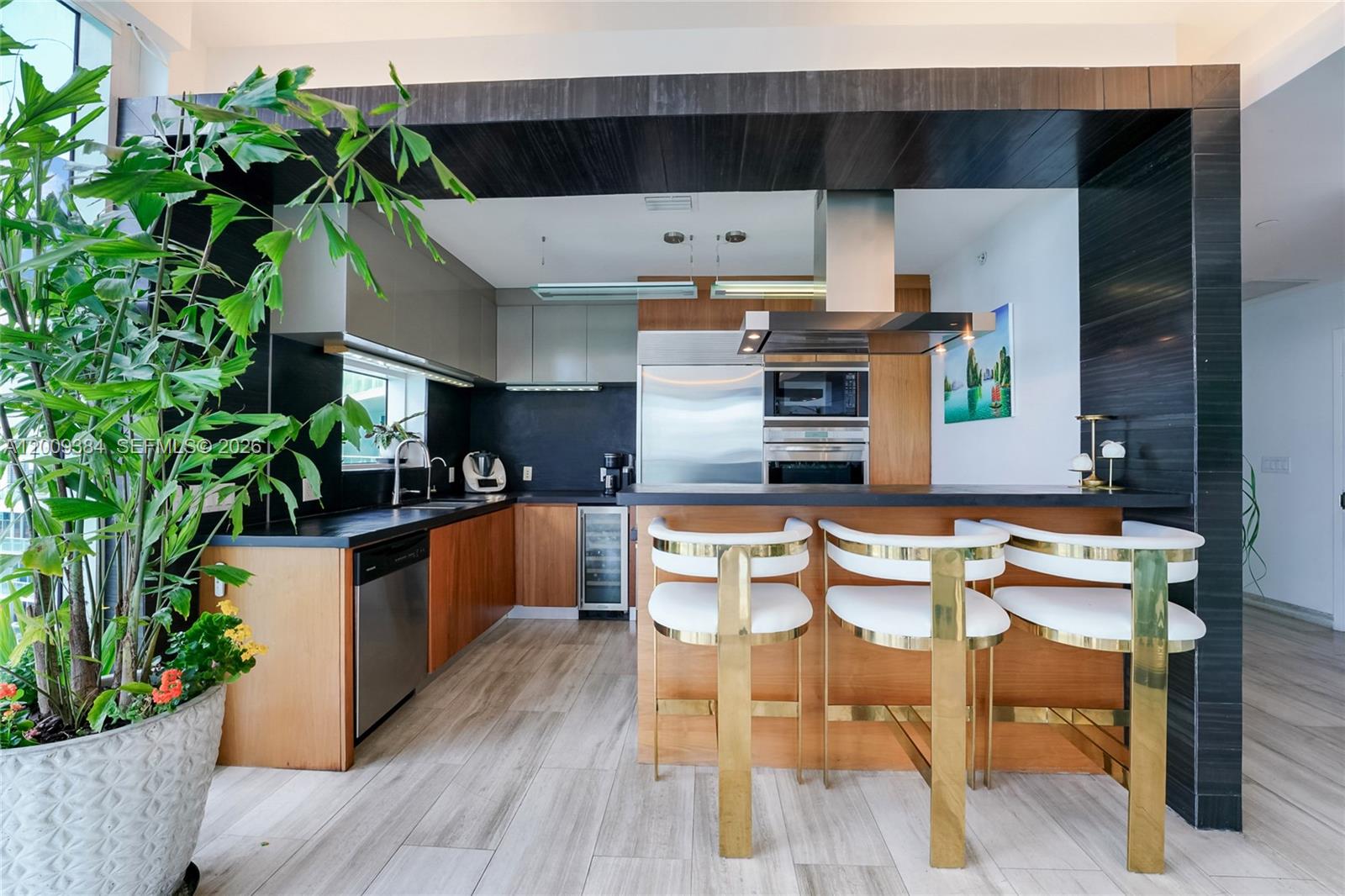 PARAMOUNT BAY CONDO - Residential