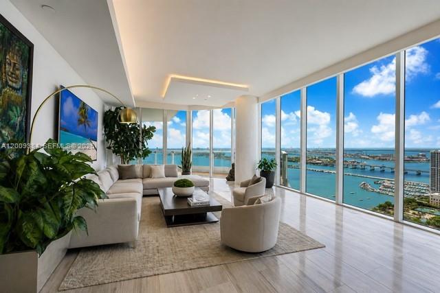 PARAMOUNT BAY CONDO - Residential