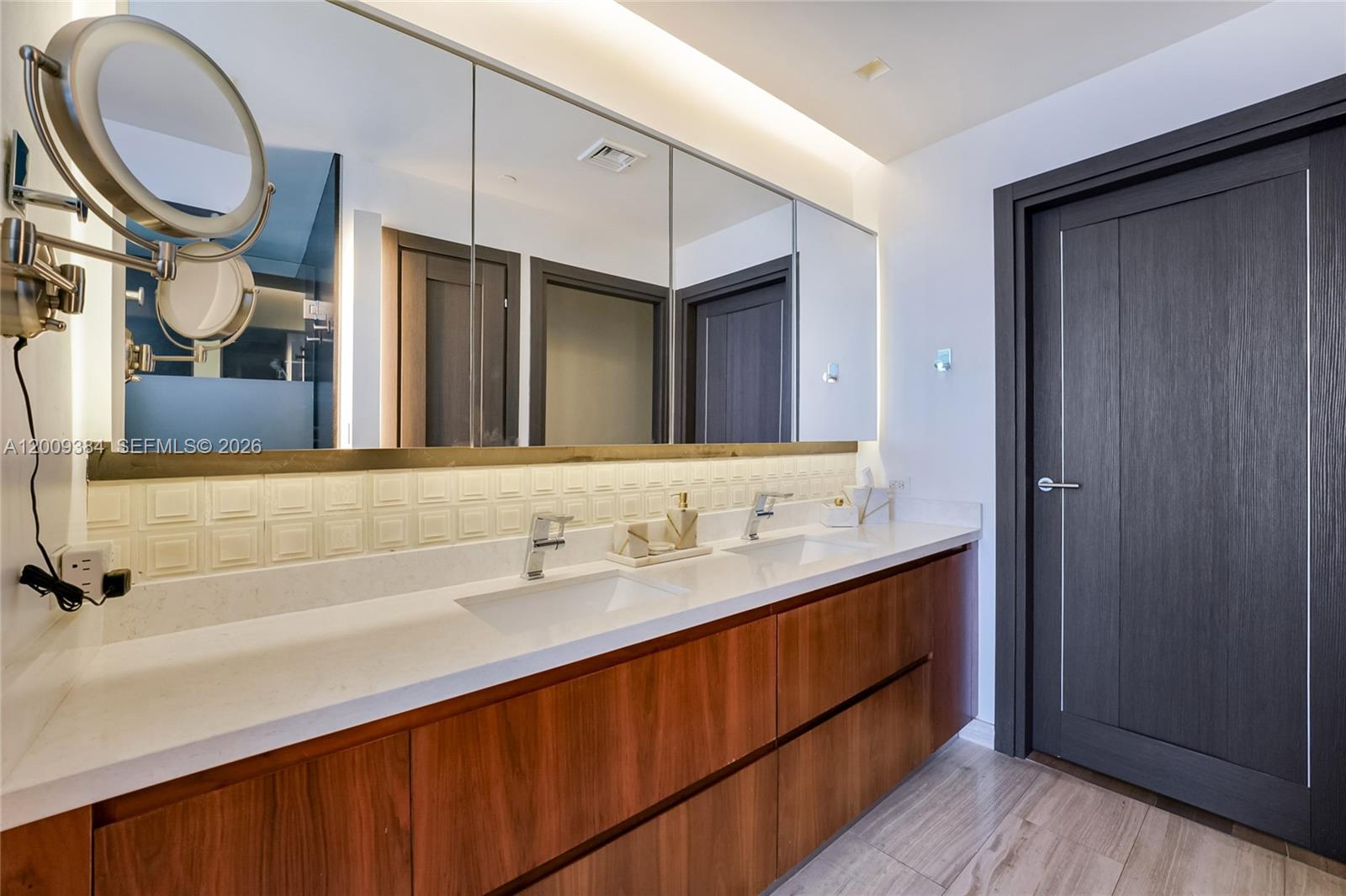 PARAMOUNT BAY CONDO - Residential