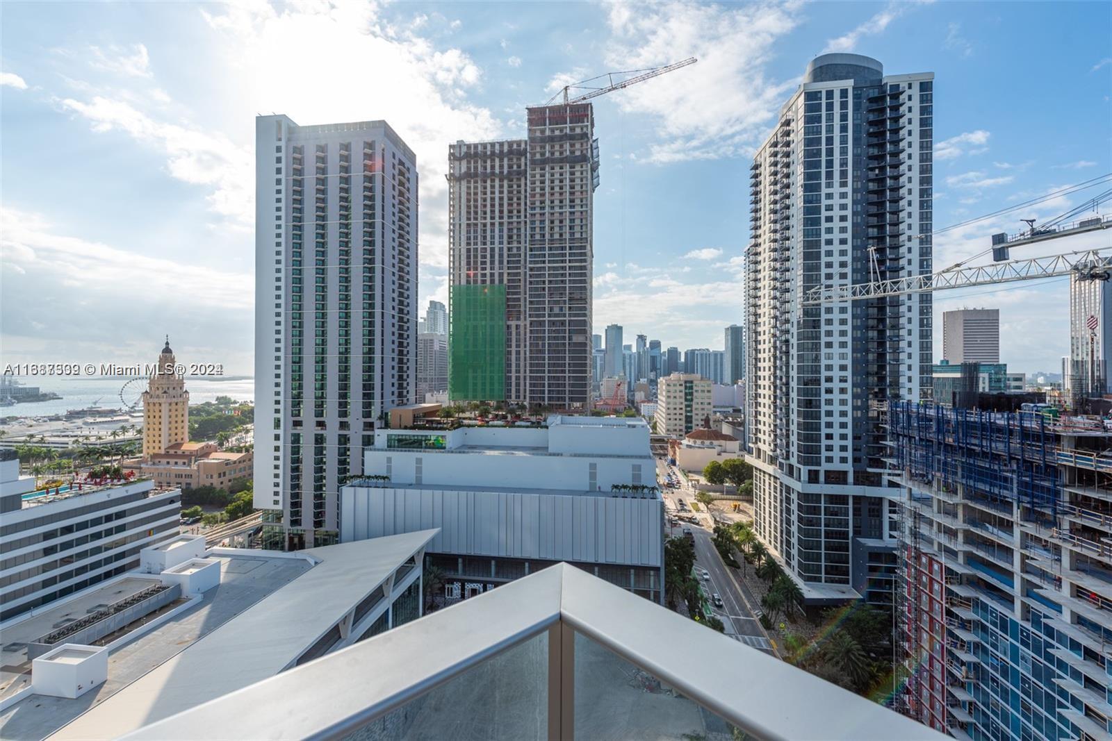 PARAMOUNT MIAMI WORLDCENT - Residential Lease