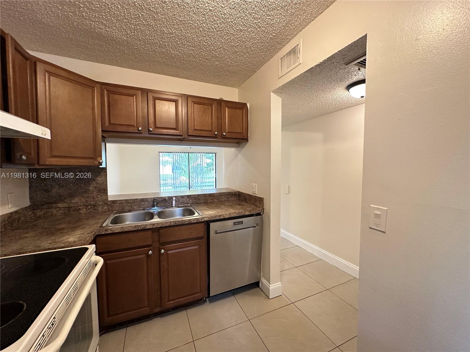 CASTLEWOOD - Residential Lease