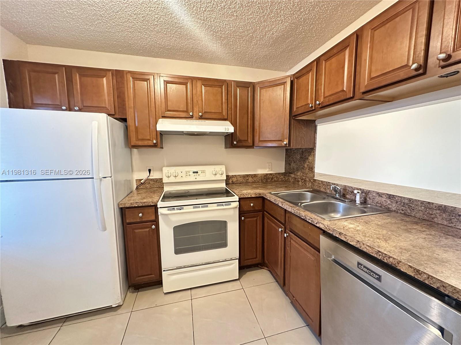 CASTLEWOOD - Residential Lease