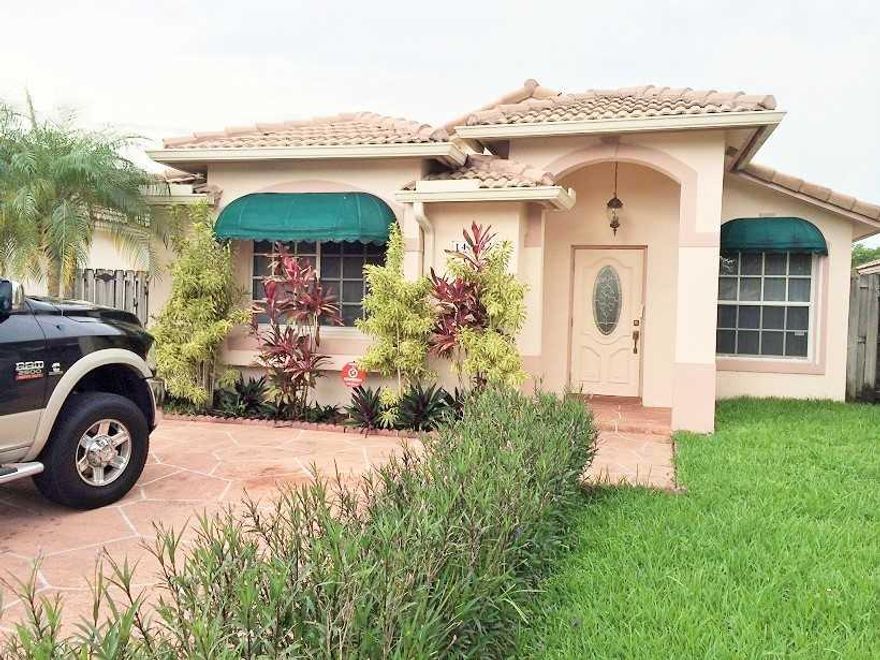 VERY NICE PROPERTY IN A GREAT GATED COMMUNITY, GREAT SCHOOLS, RIGHT BEHIND COUNTRY WALK NEIGHBORHOOD, PROPERTY IN GOOD CONDITION, LOW MAINTENANCE FEE, SOLD IN AS IS CONDITIONS, MUST SEE.