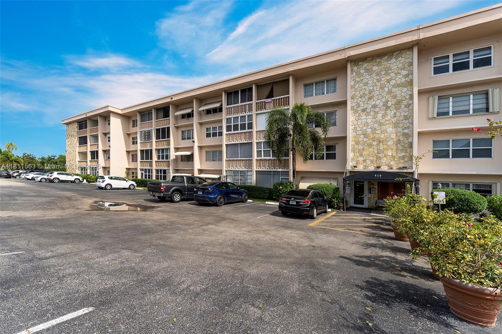 Rental Property at 410 Se 2nd St 308, Hallandale Beach, Broward County, Florida - Bedrooms: 1 
Bathrooms: 2  - $1,600 MO.