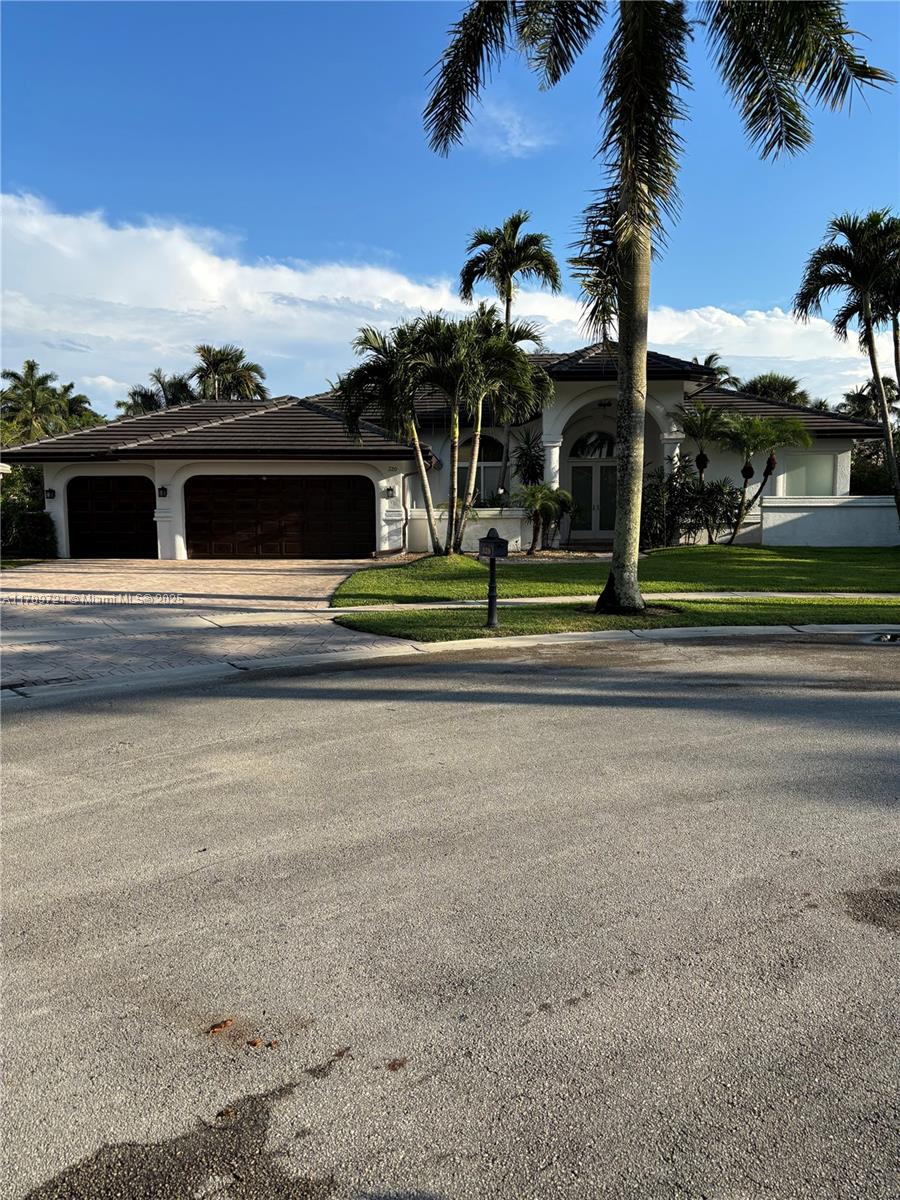 320 Windmill Palm Ave, Plantation, Miami-Dade County, Florida - 4 Bedrooms  
3 Bathrooms - 