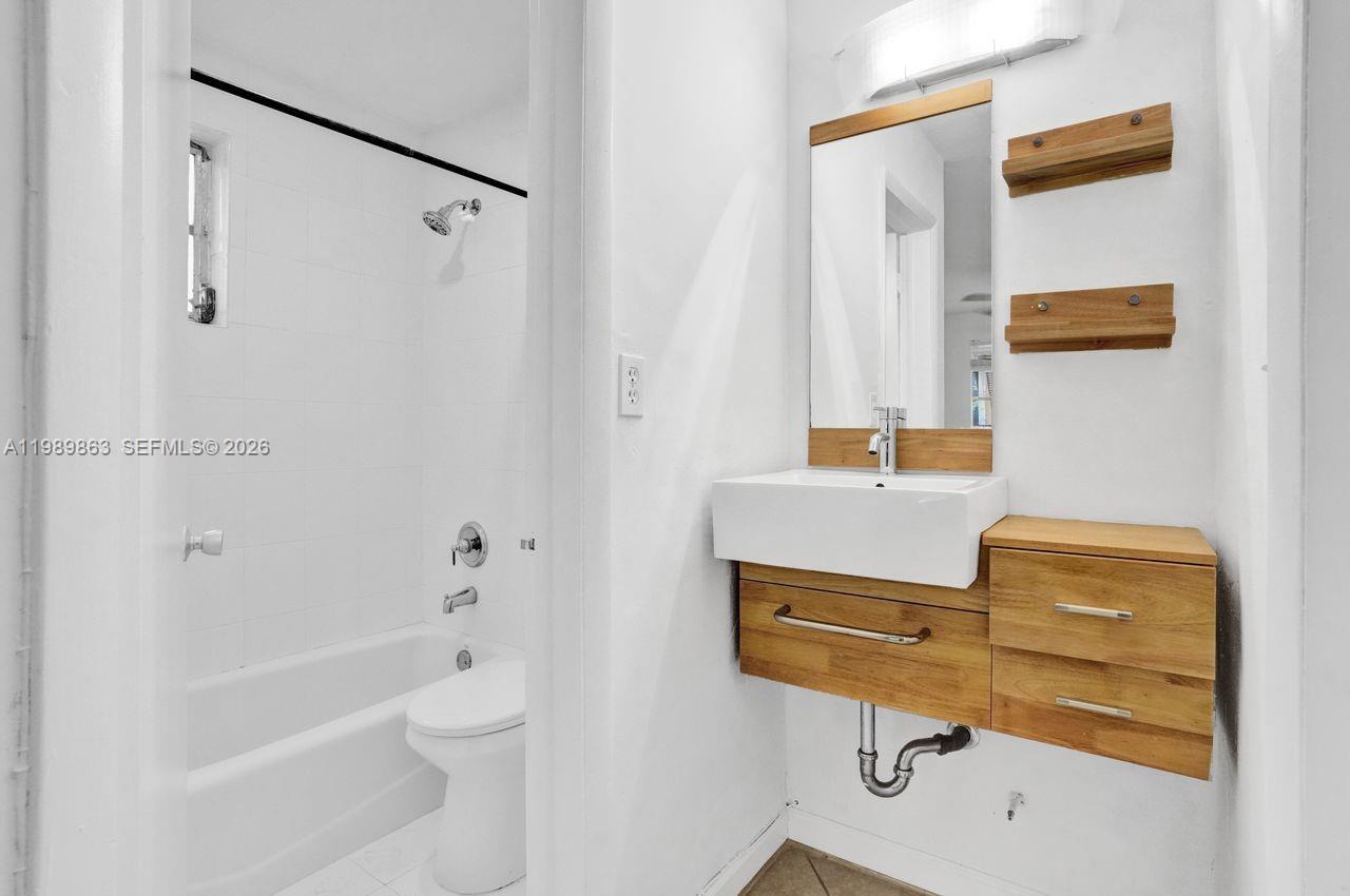 KINGSTON SQUARE CONDO - Residential