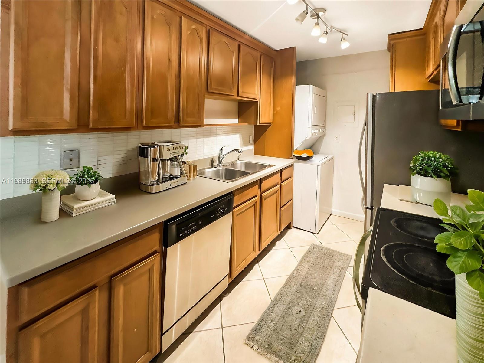 KINGSTON SQUARE CONDO - Residential