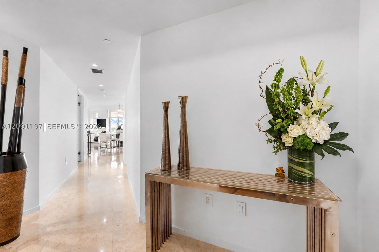10 Venetian Way 1404