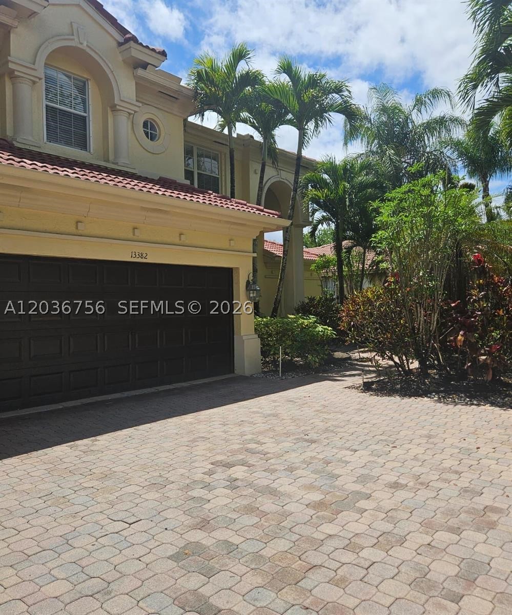 13382 Lakepointe Cir 0