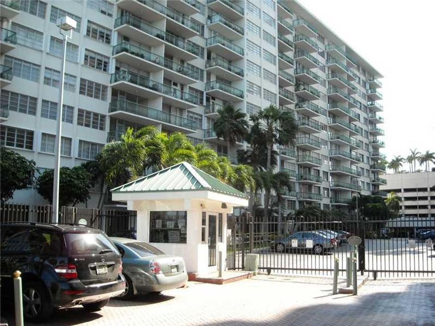 Sought after building, very quiet well situated and safe. Live in downtown across the street from the bay. Walking distance to restaurants and work. Minutes  bike ride to Key Biscayne. Freshly paint and updated.  Open kitchen. Assigned parking. Fast appro val.