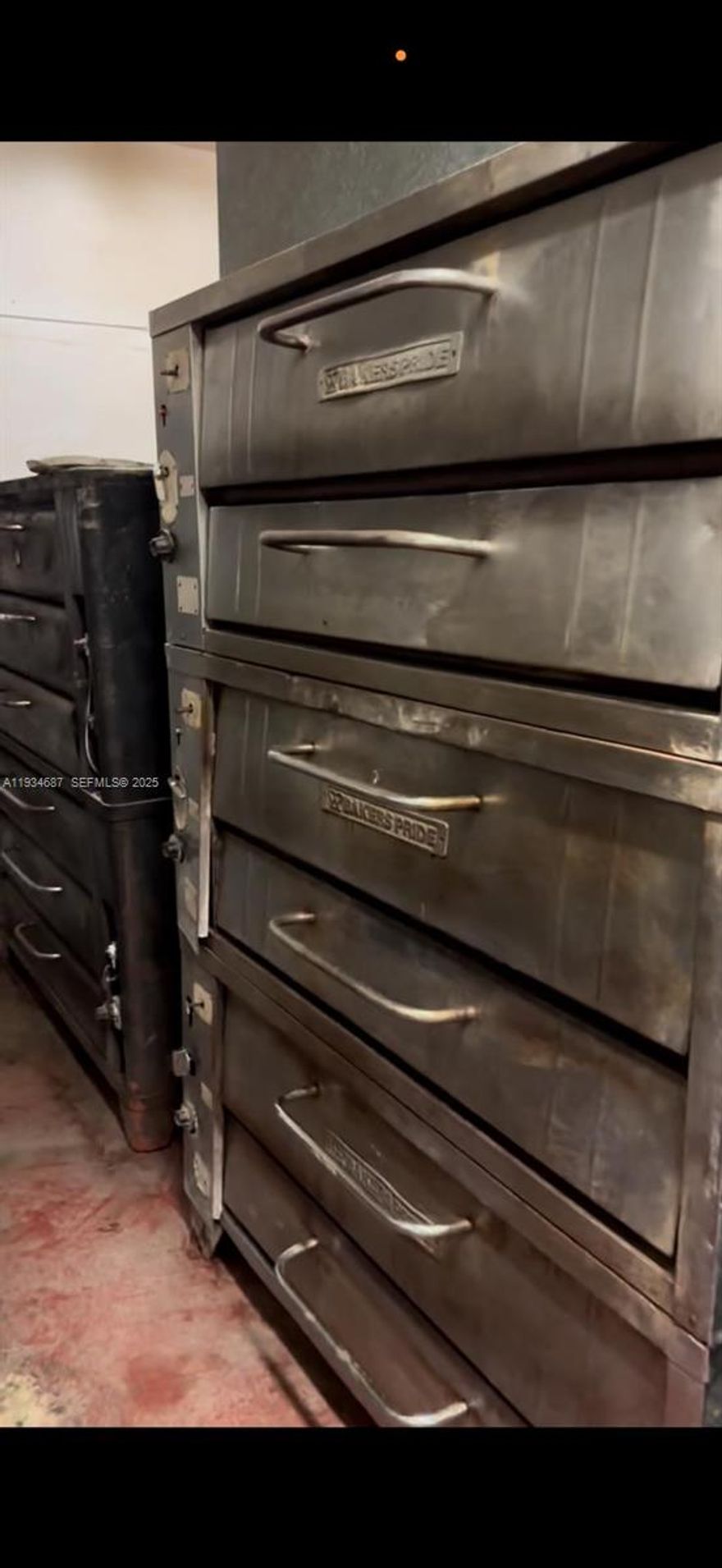 looking for an existing Bakery with manufacturing loyal customers, offering immediate income and a with the potential to sell to the public