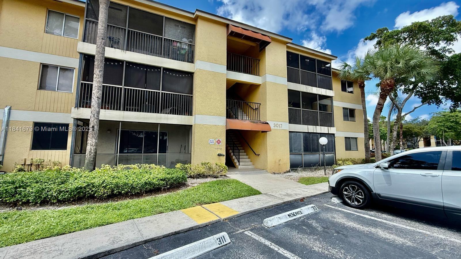 BEST DEAL IN THE HIGHLY DESIRABLE OAKLAND FOREST COMMUNITY. PRICED TO SELL RUN DON'T WALK TO THIS GEM OF A DEAL. SPACIOUS 2/1 WITH A BRAND NEW A/C AND FAIRLY NEW HOT WATER HEATER. THIS IS JUST MISSING A NEW OWNERS PERSONAL TOUCH. EASY TO SHOW CALL TODAY TO VIEW.