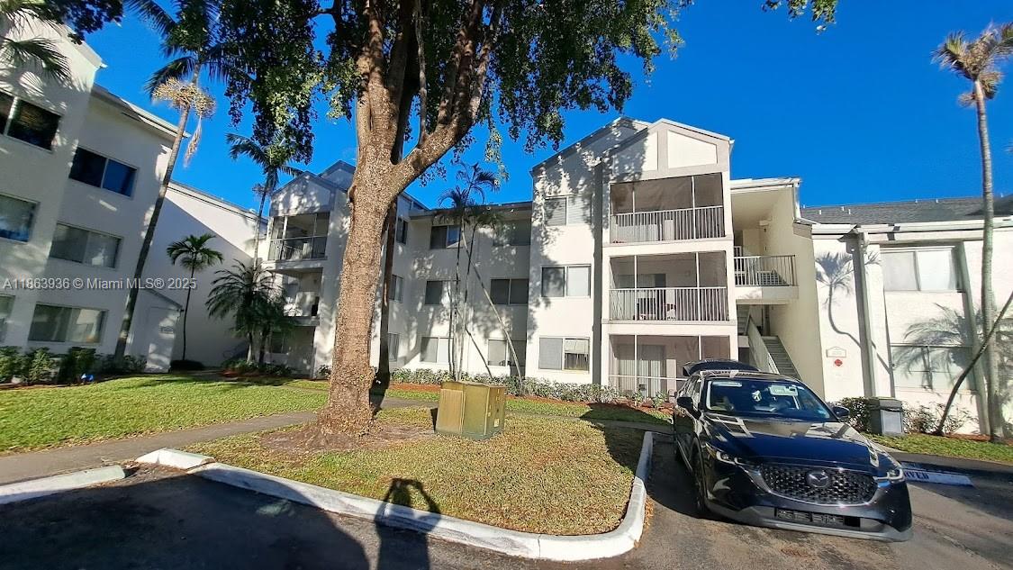 Great floor plan in this beautiful one-bedroom unit with a washer and dryer inside. Renovated kitchen with wooden cabinets and granite countertops. It is a gated community with very nice amenities, including a wonderful pool, spa, gym, and clubhouse. Screened balcony overlooking the lake. Move right away; no association approval is needed.