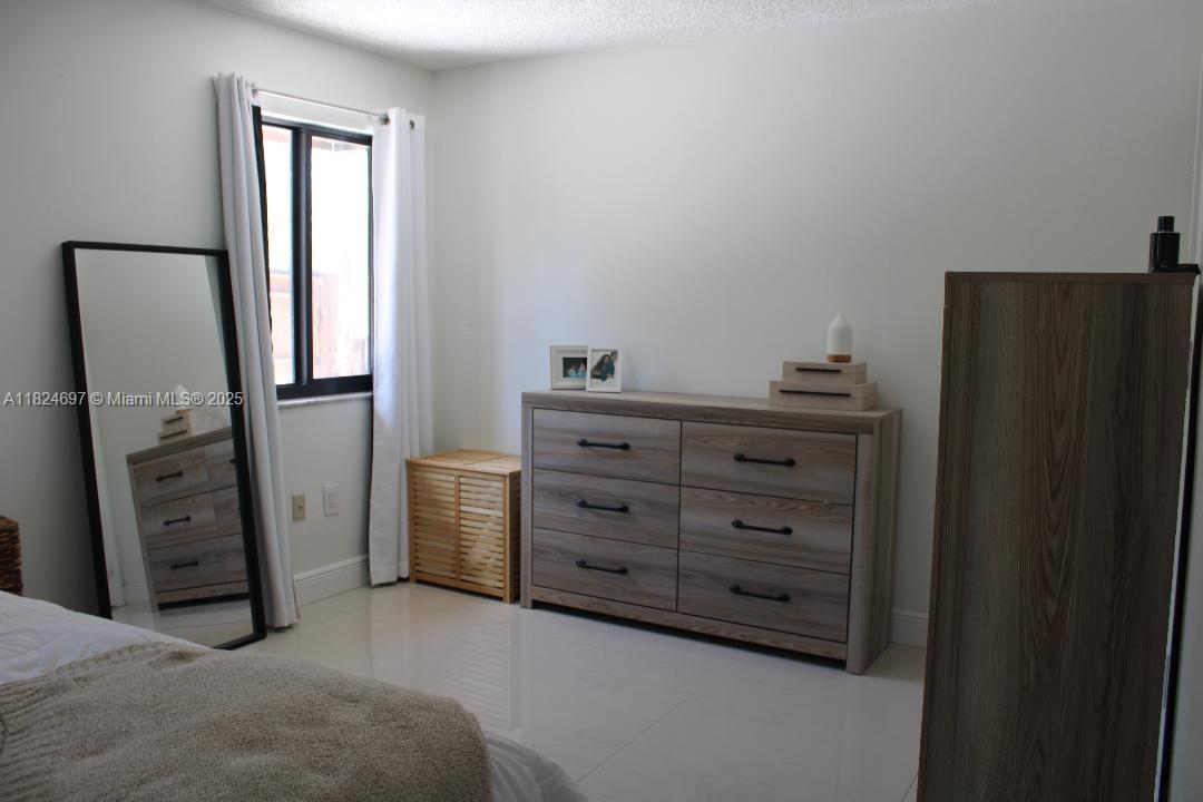 BRIAR BAY TOWNHOUSE ESTAT - Residential